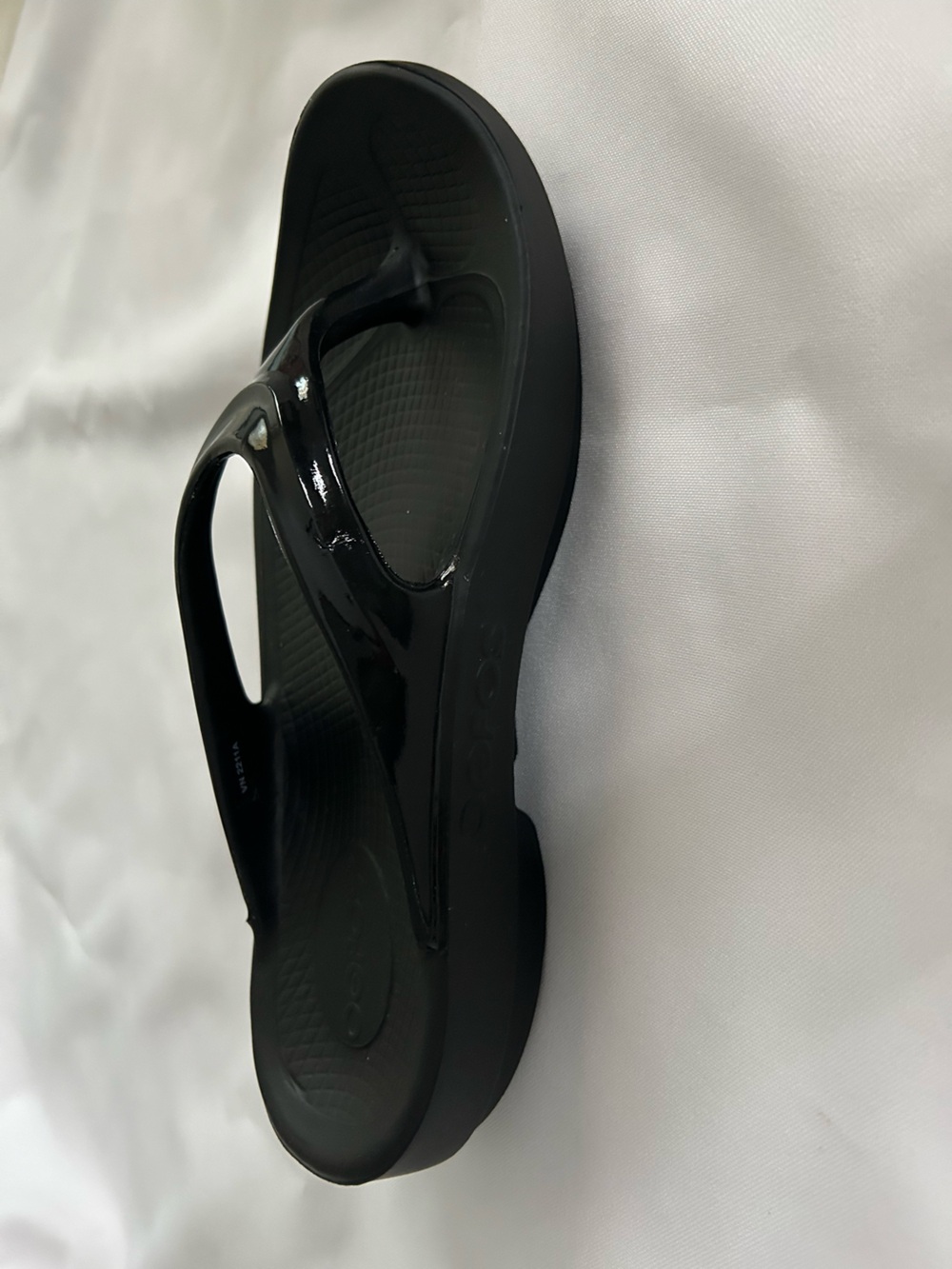 OOFOS Black Women's Thong Sandals